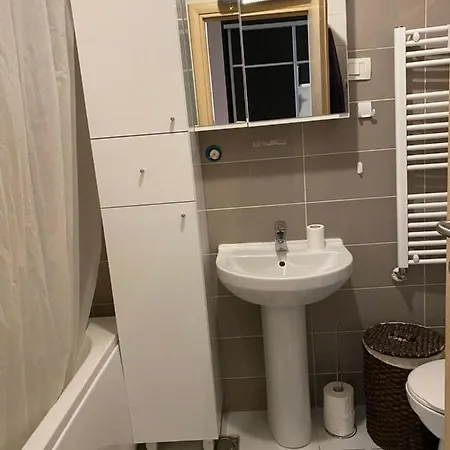 Apartment Well Maintained Tower Parking View Next To City Mall Apartment *